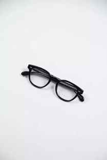 黑框眼镜 你的时尚搭配最佳伴侣